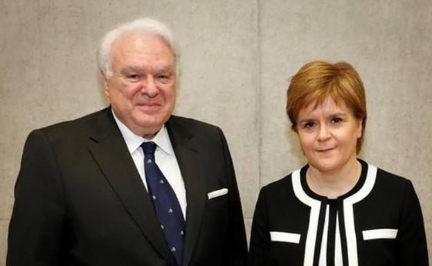 Nicola Sturgeon, líder del partido SPD, junto al cónsul español Miguel Ángel Vecino.