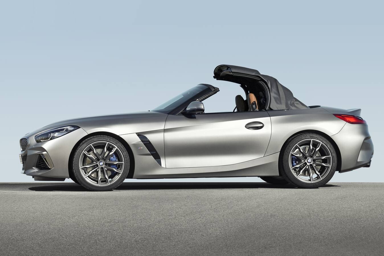 Los «roadsters» o biplazas descapotables de BMW han destacado como iconos del puro placer de conducción. Ahora, el nuevo Z4 se une a este salón de la fama de la firma bávara. Un cabrio con capota clásica de lona que cuesta desde 48.900 euros.