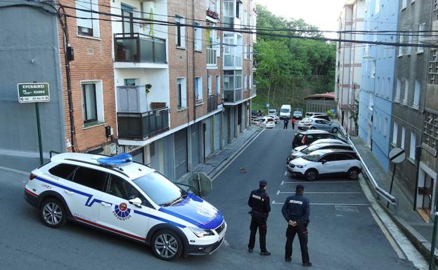 Agentes de la Ertzaintza, junto al bloque de viviendas de Galdakao donde se produjo el suceso. 