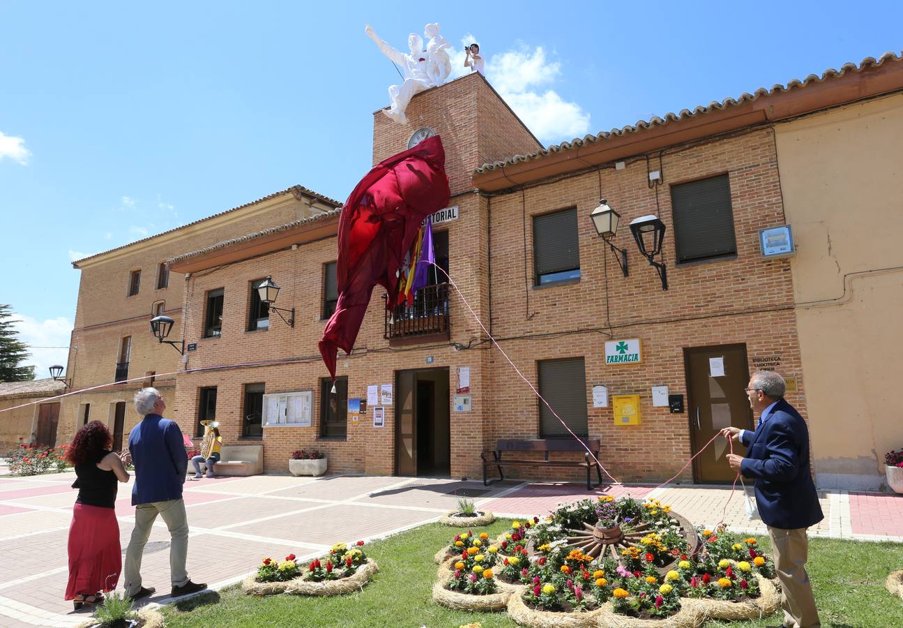 Escultura en el tejado del Ayuntamiento de Husillos. La localidad palentina descubre la escultura ‘Yo soy tú’ del artista Óscar Aragón.a sido realizada con técnica de impresión en 3D.