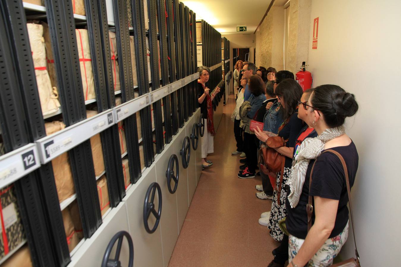 Visita al Archivo Histórico Provincial de Segovia. El fondo apuesta por la divulgación y mustra en su visita guiada firmas de San Juan de la Cruz y Adolfo Suárez.