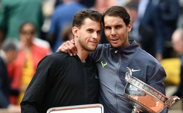 Rafa Nadal abraza a Dominic Thiem. 