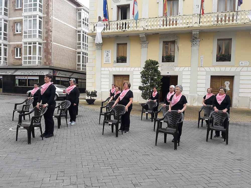 Las mujeres de la Asociación 'Las Cascadas' de Pradoluengo 