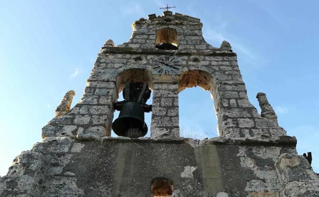 Campanario de la iglesia de San Juan Bautista de Quintanilla del Monte en Juarros.