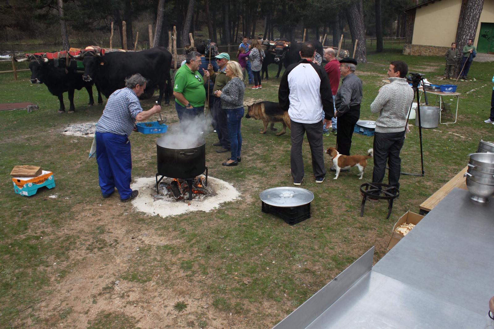 Elaboración de ajo carretero en Quintanar de la Sierra. 