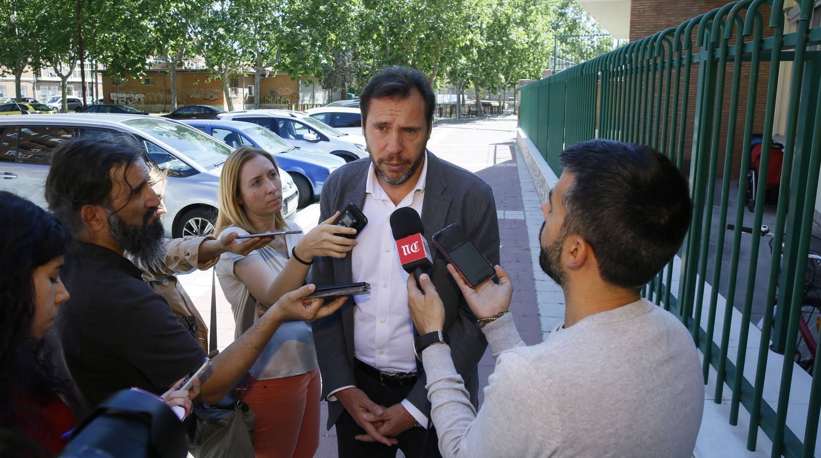 Óscar Puente después de su visita a la escuela infantil El Globo en Valladolid.