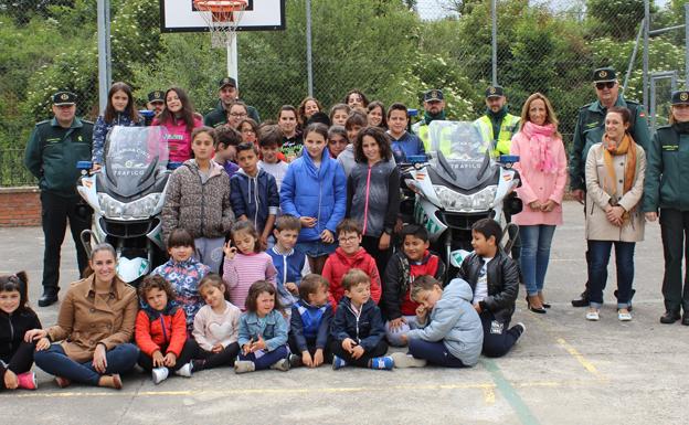 Alumnos del CEIP Montes Obarenes con agentes de la Guardia Civil. 