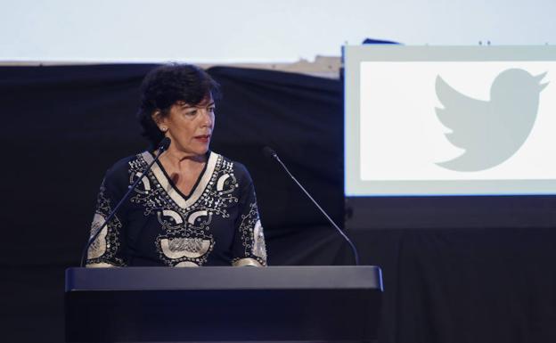 La ministra de Educación, Isabel Celaá, durante la inauguración de TATGranada. 