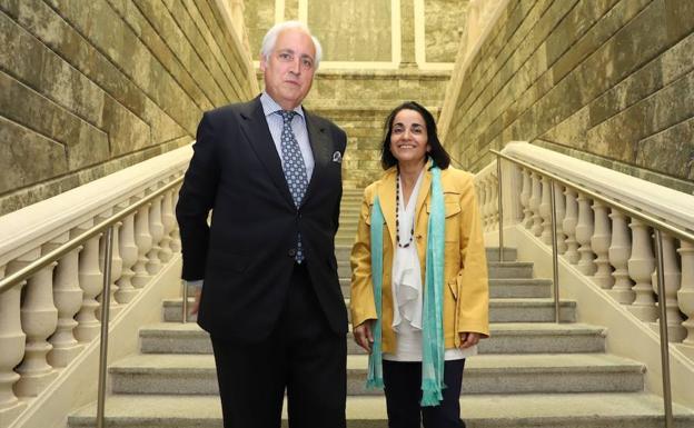 El presidente del Tribunal Superior de Justicia de Castilla y León, José Luis Concepción, y la magistrada del Supremo María Ángeles Parra, minutos antes de la clausura del VII Ciclo de Justicia de El Norte de Castilla en el Palacio de Justicia de Burgos. 