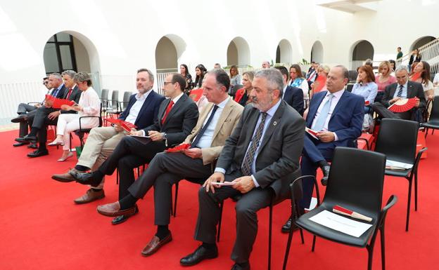 El director de El Norte de, Ángel Órtiz, con Javier Martín Clavo (Santander), el presidente de la Audiencia de Burgos, Mauricio Muñoz Fernández y el subdelegado del Gobierno en Burgos, Pedro de la Fuente.