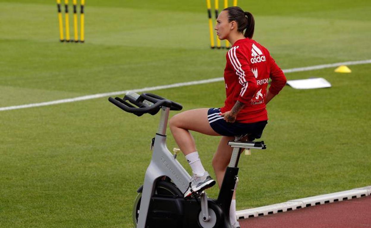 Virginia Torrecilla se ejercita con la bicicleta estática.