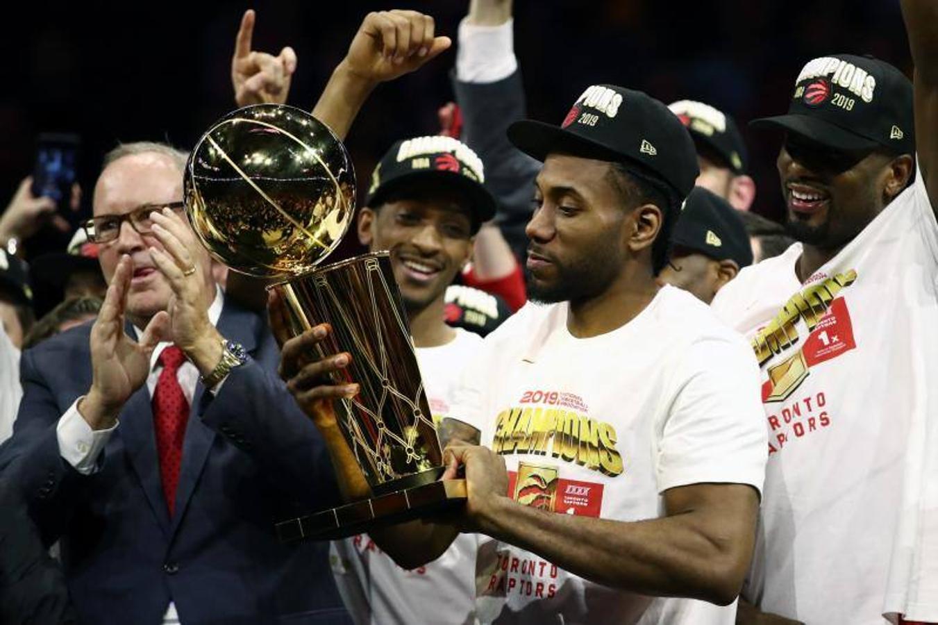 Kawhi Leonard contempla el trofeo.