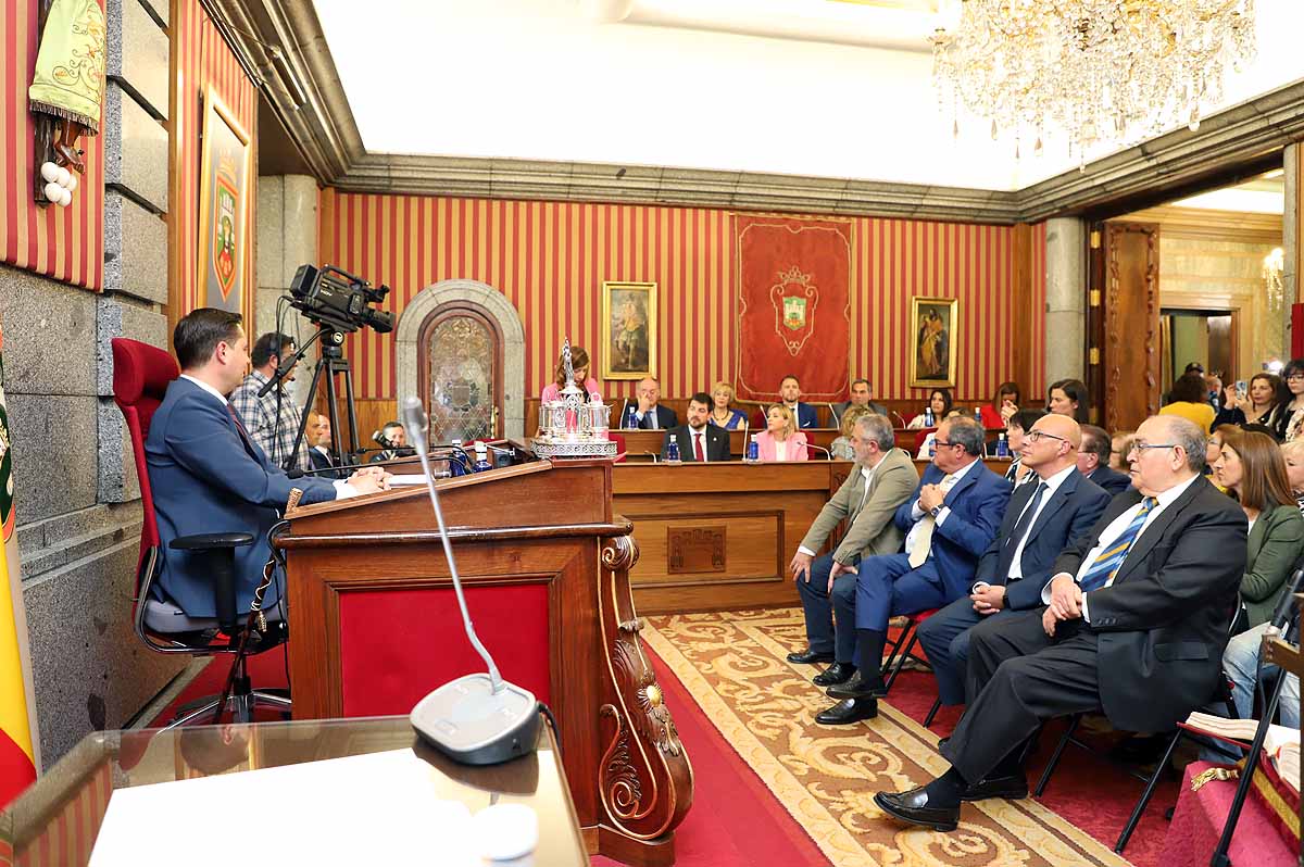 El socialista se ha convertido esta mañana en alcalde de Burgos cuando Vox ha roto la disciplina de partido y se ha votado a sí mismo | El PP nacional ya ha anunciado una moción de censura para crear un gobierno de centroderecha