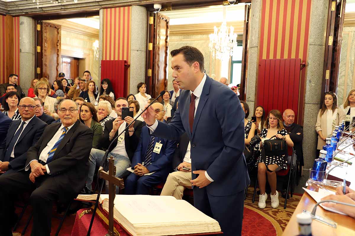 El socialista se ha convertido esta mañana en alcalde de Burgos cuando Vox ha roto la disciplina de partido y se ha votado a sí mismo | El PP nacional ya ha anunciado una moción de censura para crear un gobierno de centroderecha