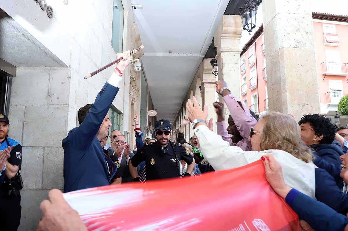 El socialista se ha convertido esta mañana en alcalde de Burgos cuando Vox ha roto la disciplina de partido y se ha votado a sí mismo | El PP nacional ya ha anunciado una moción de censura para crear un gobierno de centroderecha