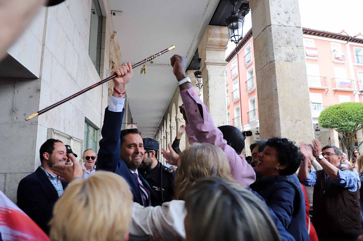 El socialista se ha convertido esta mañana en alcalde de Burgos cuando Vox ha roto la disciplina de partido y se ha votado a sí mismo | El PP nacional ya ha anunciado una moción de censura para crear un gobierno de centroderecha