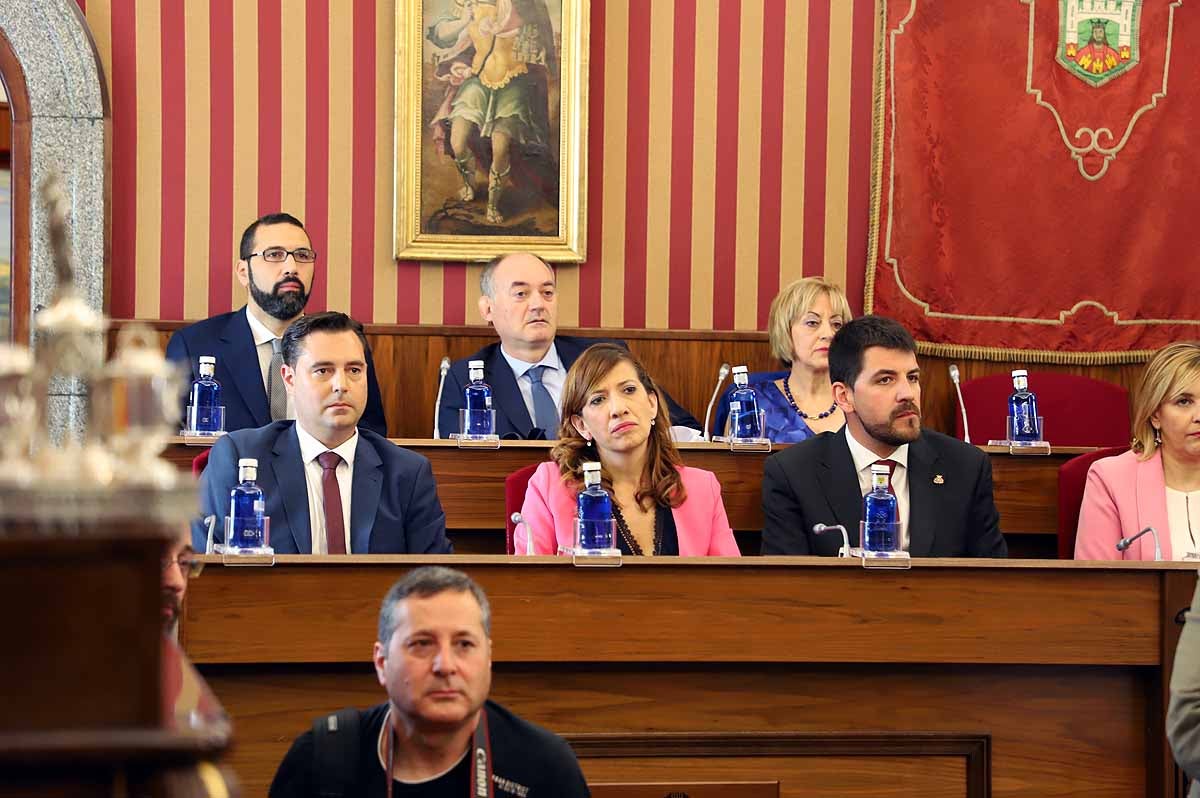 El socialista se ha convertido esta mañana en alcalde de Burgos cuando Vox ha roto la disciplina de partido y se ha votado a sí mismo | El PP nacional ya ha anunciado una moción de censura para crear un gobierno de centroderecha