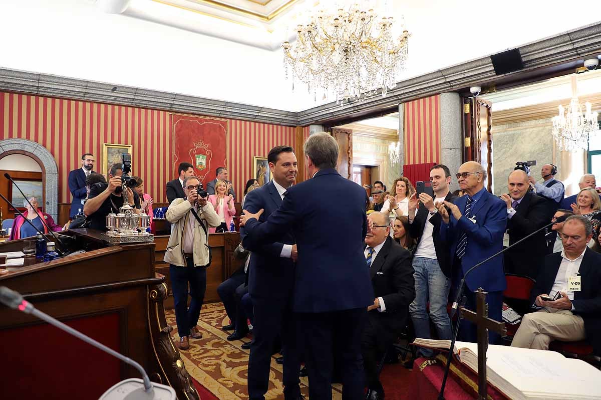 El socialista se ha convertido esta mañana en alcalde de Burgos cuando Vox ha roto la disciplina de partido y se ha votado a sí mismo | El PP nacional ya ha anunciado una moción de censura para crear un gobierno de centroderecha