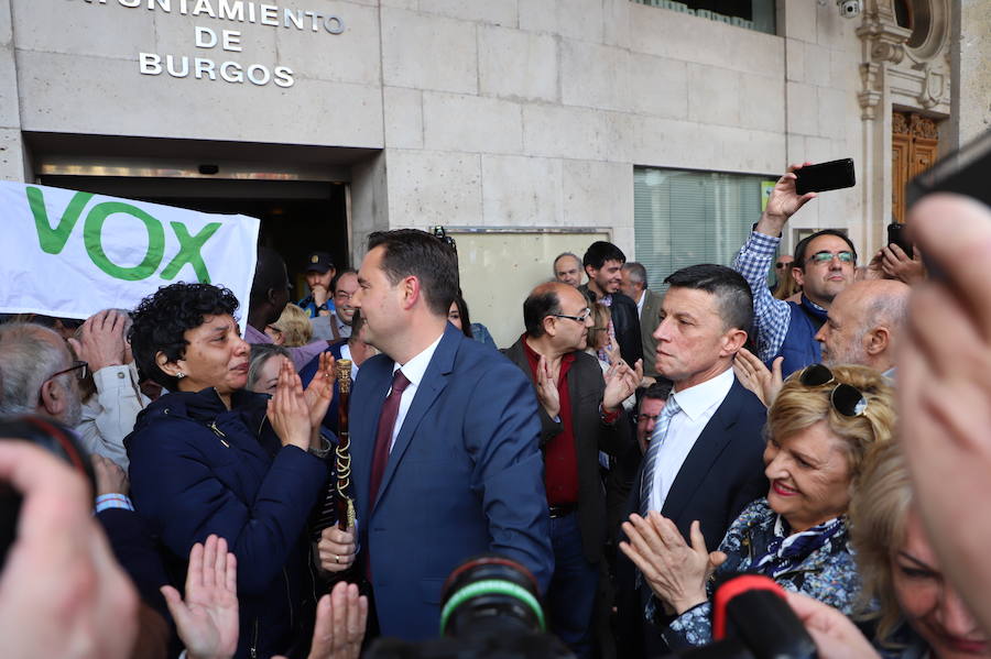 El socialista se ha convertido esta mañana en alcalde de Burgos cuando Vox ha roto la disciplina de partido y se ha votado a sí mismo | El PP nacional ya ha anunciado una moción de censura para crear un gobierno de centroderecha