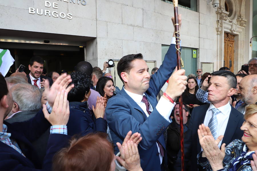 El socialista se ha convertido esta mañana en alcalde de Burgos cuando Vox ha roto la disciplina de partido y se ha votado a sí mismo | El PP nacional ya ha anunciado una moción de censura para crear un gobierno de centroderecha