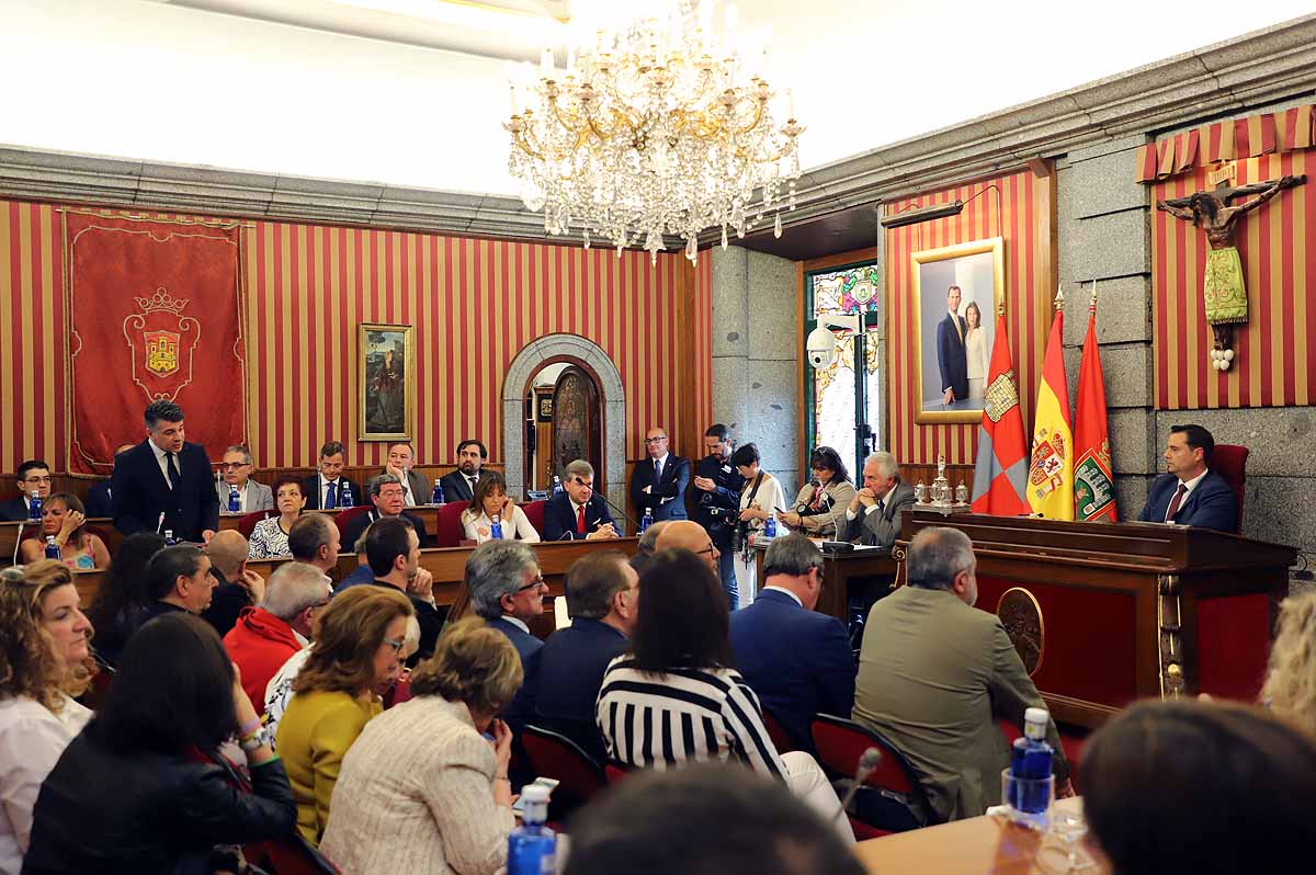 El socialista se ha convertido esta mañana en alcalde de Burgos cuando Vox ha roto la disciplina de partido y se ha votado a sí mismo | El PP nacional ya ha anunciado una moción de censura para crear un gobierno de centroderecha