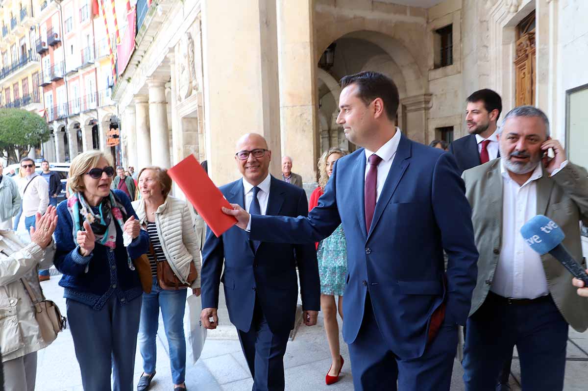 Fotos: Pleno de constitución del Ayuntamiento de Burgos en el que ha sido investido como alcalde Daniel de la Rosa (PSOE)