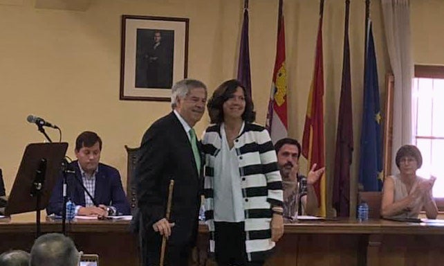 SALAS DE LOS INFANTES: Francisco Azúa ha recibido el apoyo de PP, de Cs y Vox para ser investido alcalde. Toma el testigo de Marta Arroyo, que lo acompaña en la fotografía.