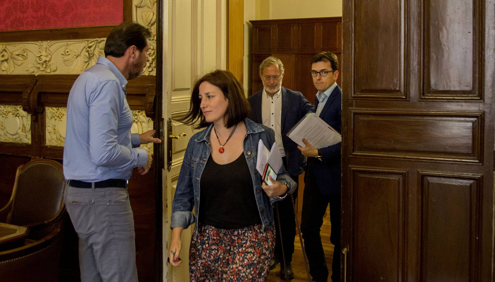 Reunión entre el PSOE y Toma la Palabra para ultimar el acuerdo de gobierno. Óscar Puente recibe a María Sánchez, Manuel Saravia y Pedro Herrero antes de la reunión celebrada hoy.