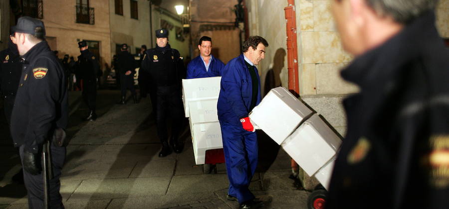 Operarios del Archivo de Salamanca sacan documentos protegidos por la Policía Nacional en 2006. 