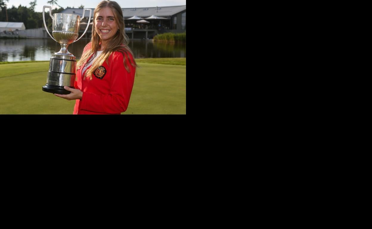 Celia Barquín, el 28 de julio de 2018, con el trofeo del Campeonato de Europa femenino amateur conquistado en Eslovaquia.