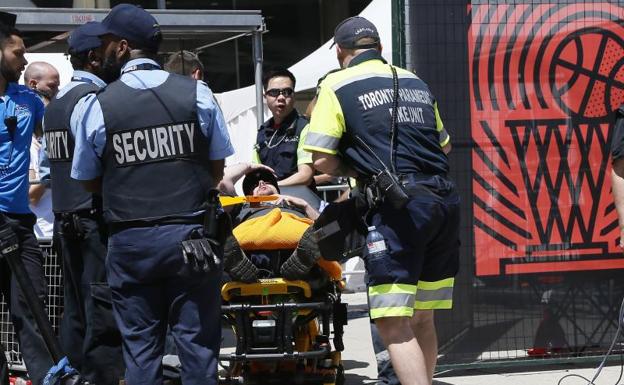 Personal sanitario atiende a uno de los heridos. 