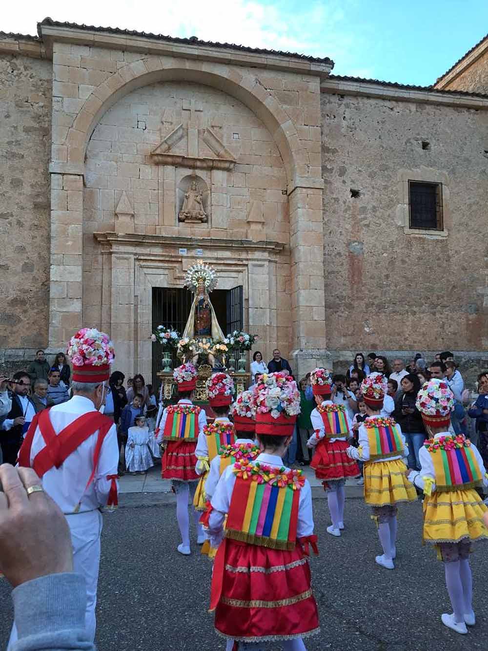 Este Imágenes de las fiestas de Fuentelcésped, Arcos de La Llana, las jornadas del ajo carretero de Quintanar de la Sierra y las jornadas medievales de Vivar dle Cid. 