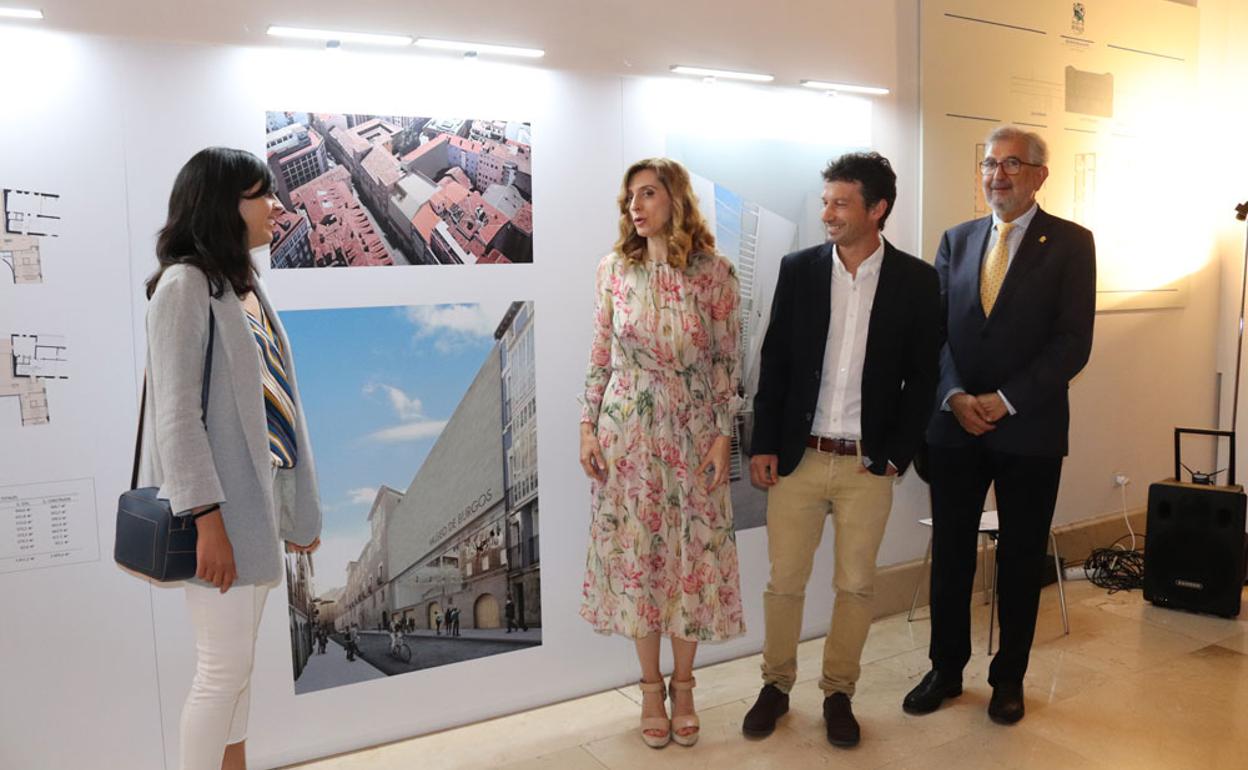  Los arquitectos del proyecto junto con Mar Sancho observando la futura imagen del Museo de Burgos 