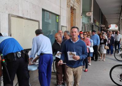 Imagen secundaria 1 - Las primeras colas se han formado en torno al Teatro Principal y el Ayuntamiento.