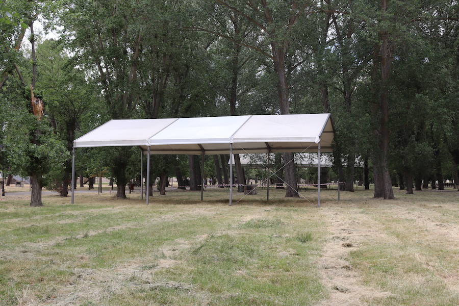 El Parque del Parral se ha llenado ya de carpas, escaleras, contenedores y demás soportes para la celebración de la fiesta popular de El Curpillos