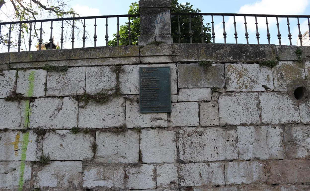 La placa situada en un margen del Arlanzón, junto al Teatro Principal 