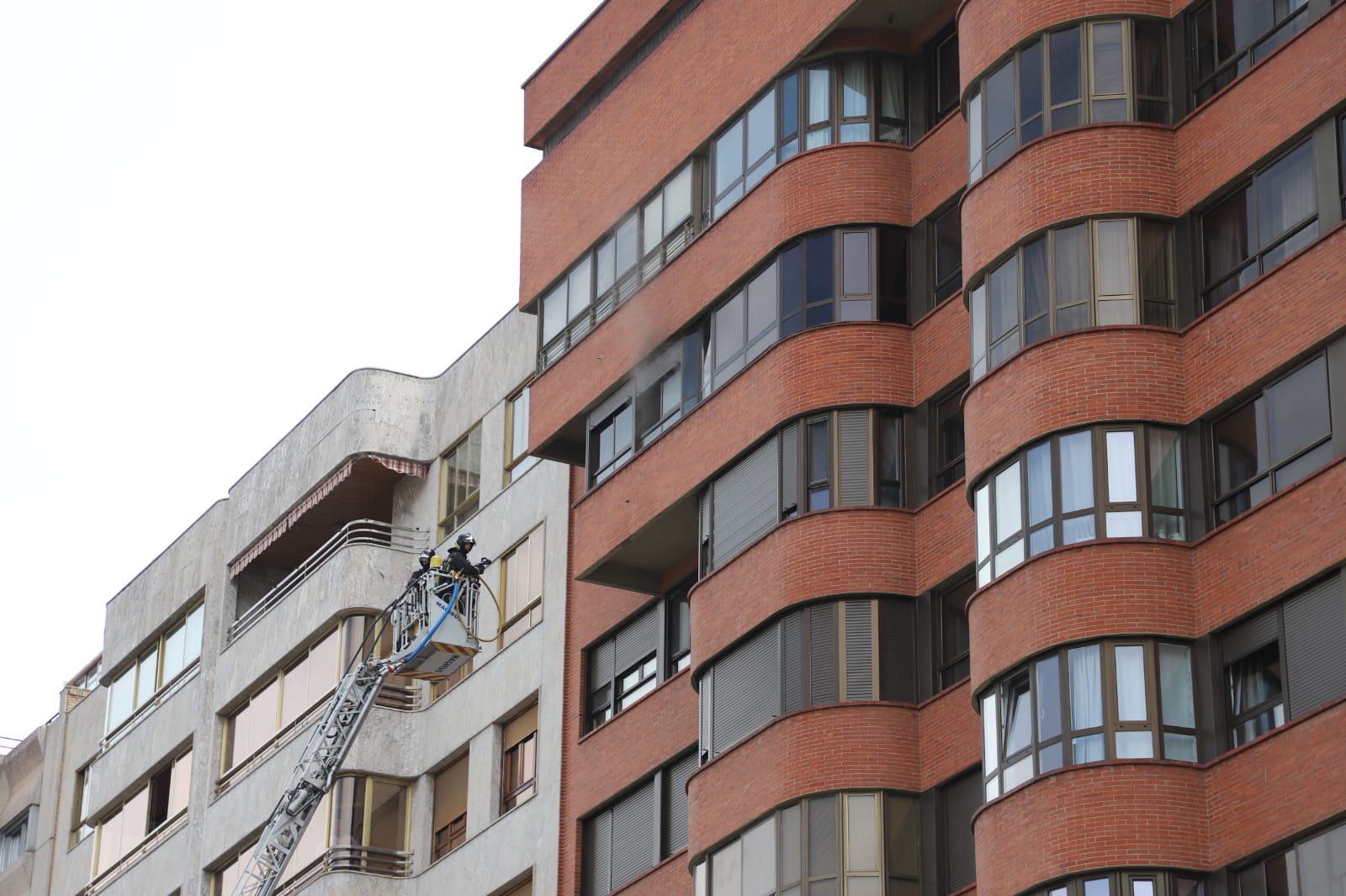 Los bomberos han tenido que intervenir en un incendio ocurrido en una vivienda del número 14 de la Avenida de Reyes Católicos