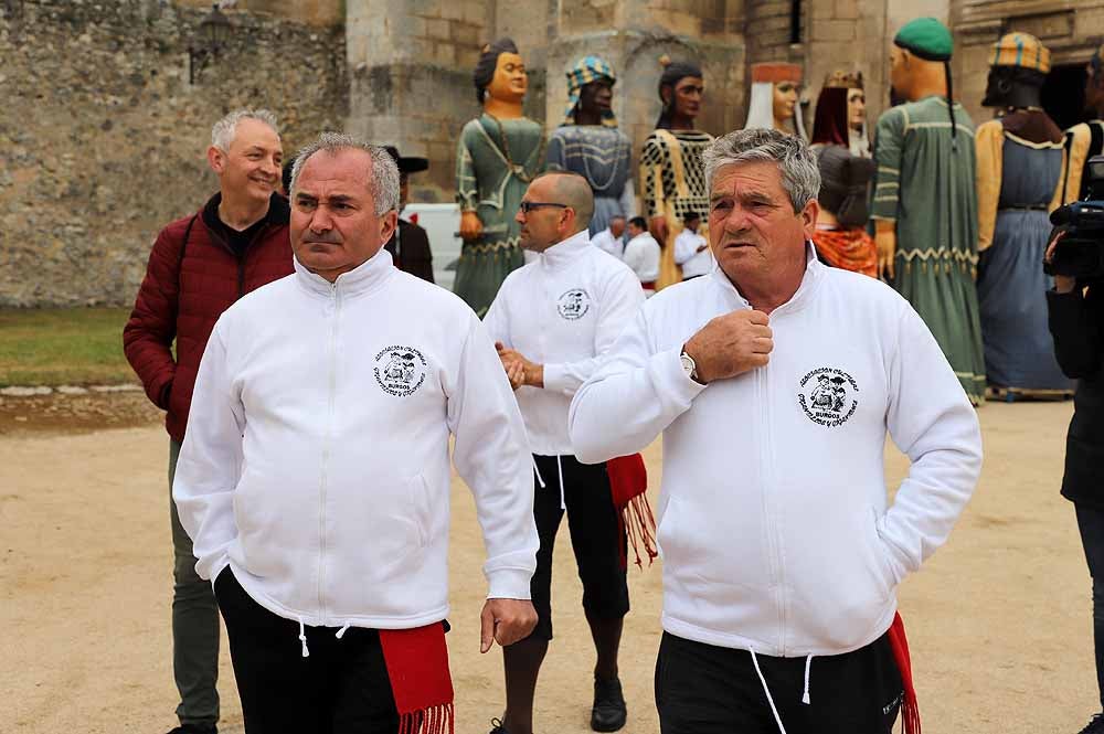 El Monasterio Real de las Huelgas ha acogido, un año más, la celebración del Curpillos, con procesión por las calles del barrio con el pendón de las Navas de Tolosa