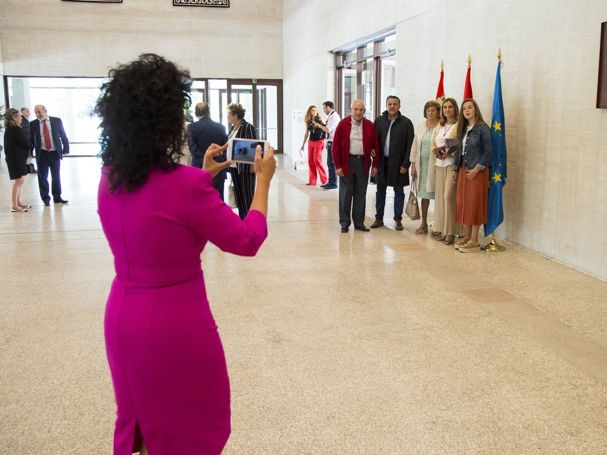 Smara Morales (PPde León) saca una foto a Inmaculada Ranedo, con sus padres José Mari y Mila, su marido Fernando y su hija Candela.