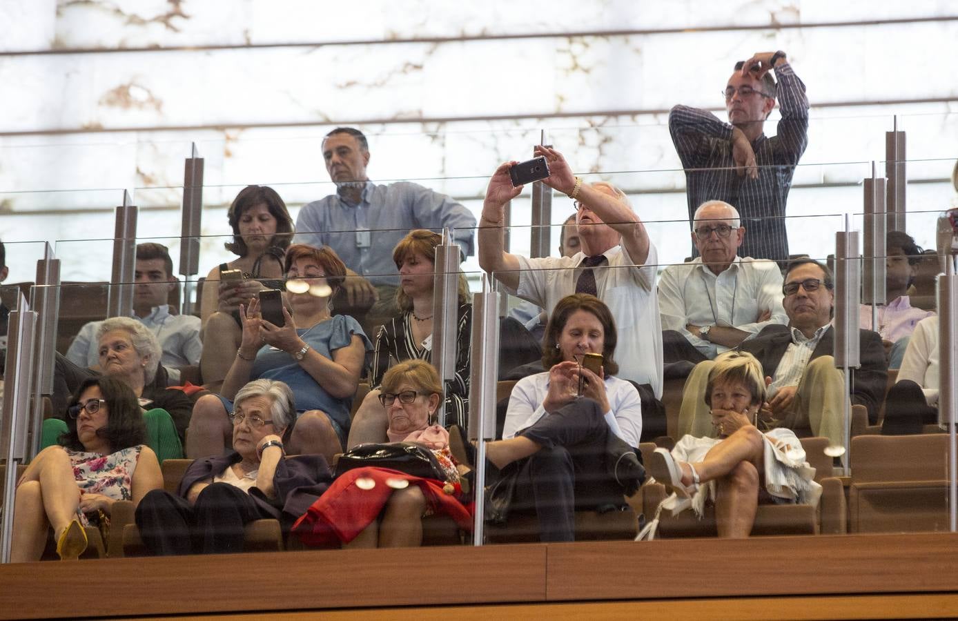 Familiares de los procuradores, en la tribuna alta. 