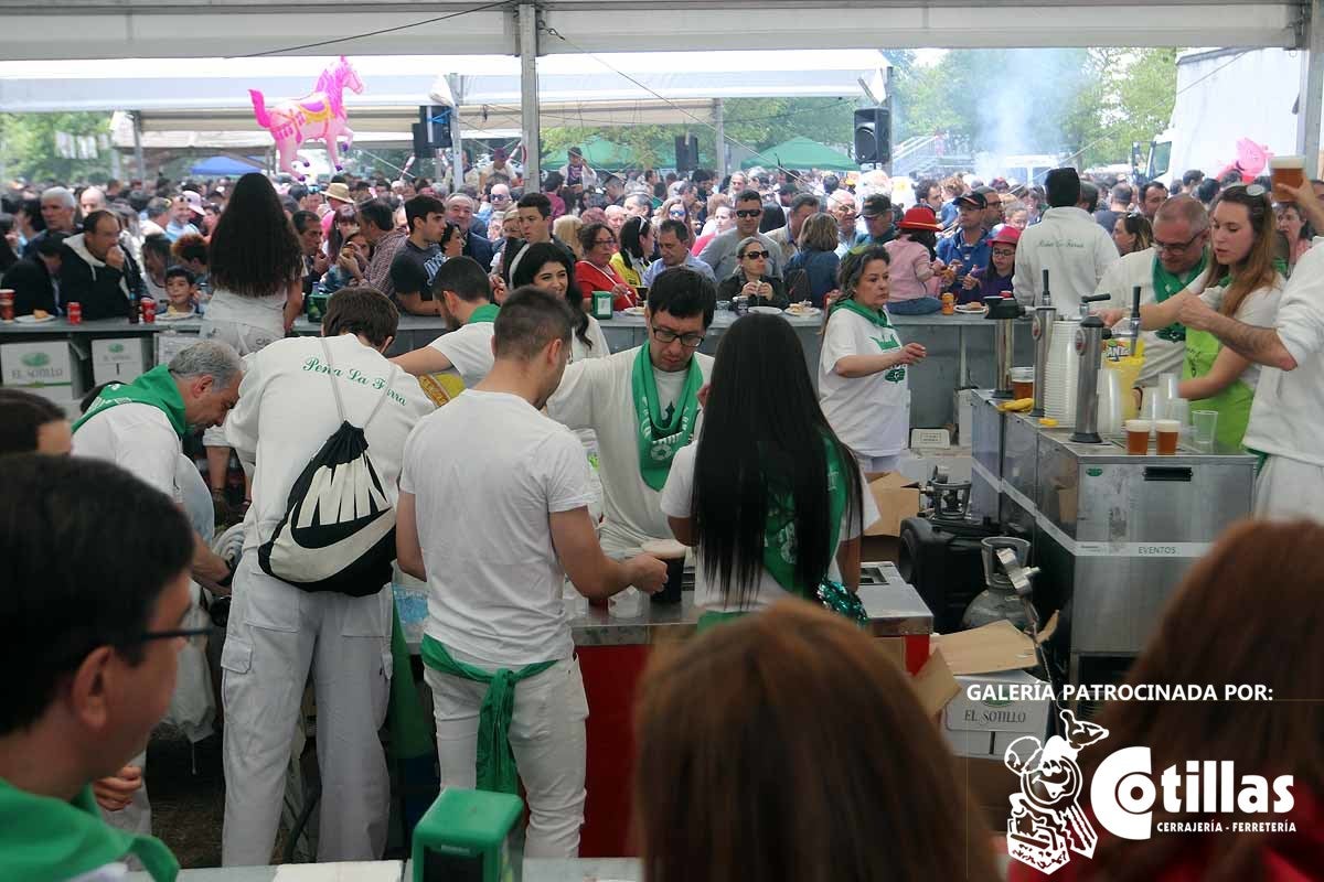 La mañana amanecía nublada y húmeda pero el día ha levantado y el Parque del Parral se ha llenado de burgaleses y amigos para celebrar la Festividad del Curpillos entre las carpas de las peñas