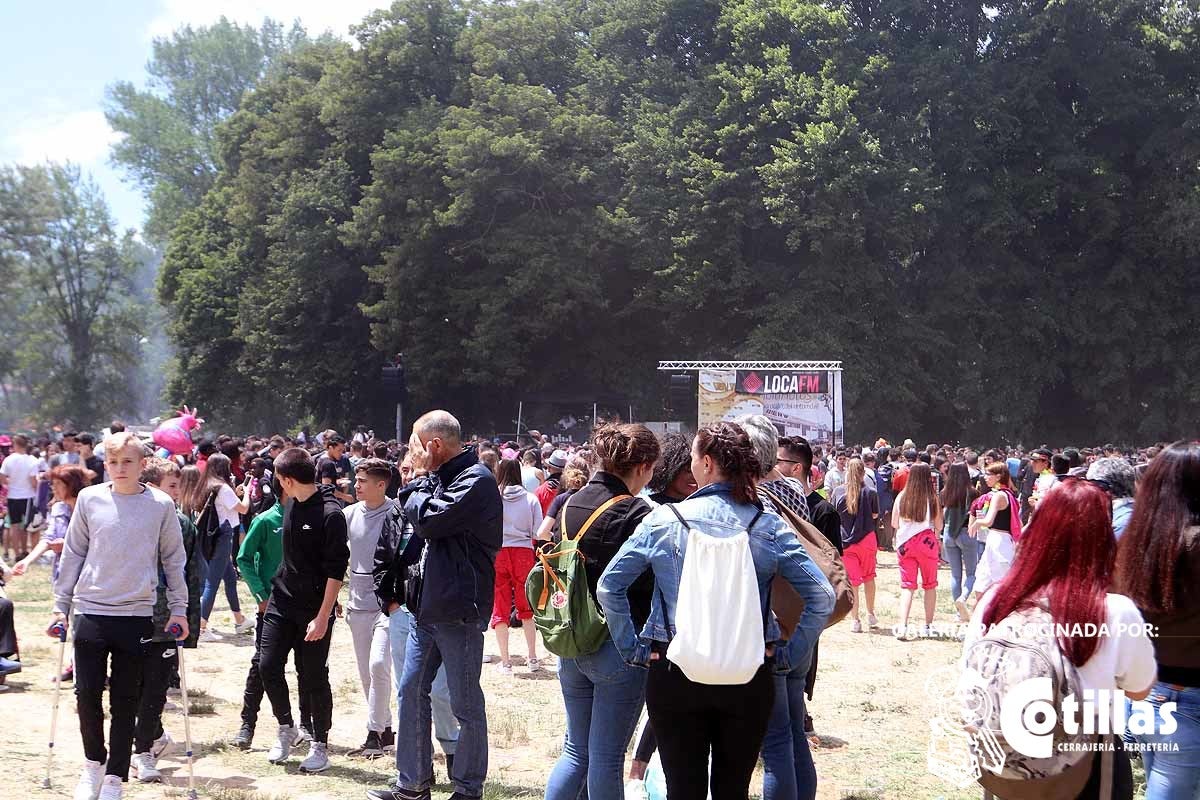 La mañana amanecía nublada y húmeda pero el día ha levantado y el Parque del Parral se ha llenado de burgaleses y amigos para celebrar la Festividad del Curpillos entre las carpas de las peñas