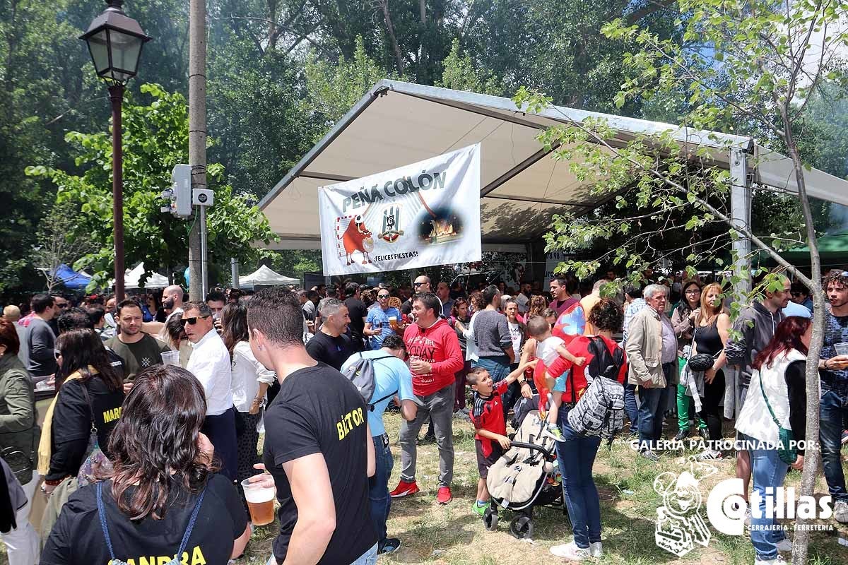 La mañana amanecía nublada y húmeda pero el día ha levantado y el Parque del Parral se ha llenado de burgaleses y amigos para celebrar la Festividad del Curpillos entre las carpas de las peñas