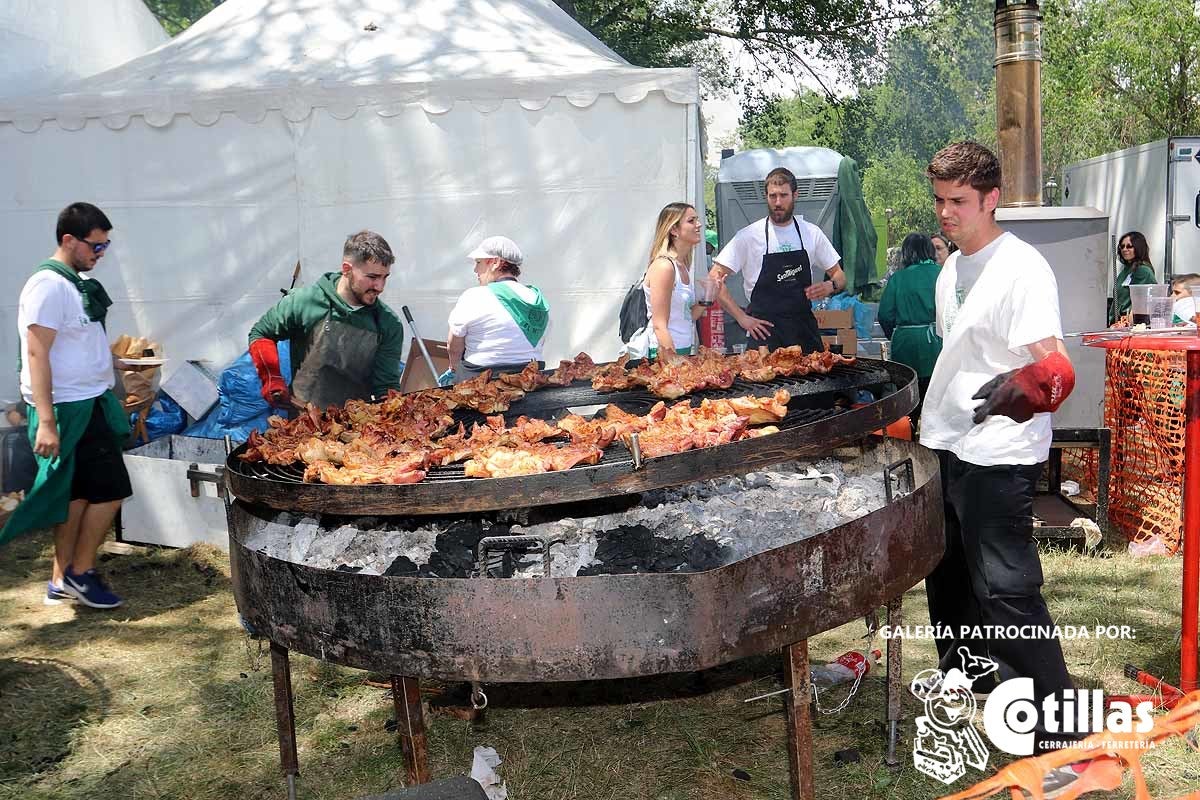 La mañana amanecía nublada y húmeda pero el día ha levantado y el Parque del Parral se ha llenado de burgaleses y amigos para celebrar la Festividad del Curpillos entre las carpas de las peñas