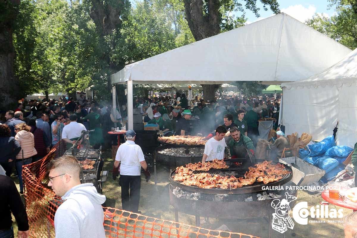 La mañana amanecía nublada y húmeda pero el día ha levantado y el Parque del Parral se ha llenado de burgaleses y amigos para celebrar la Festividad del Curpillos entre las carpas de las peñas