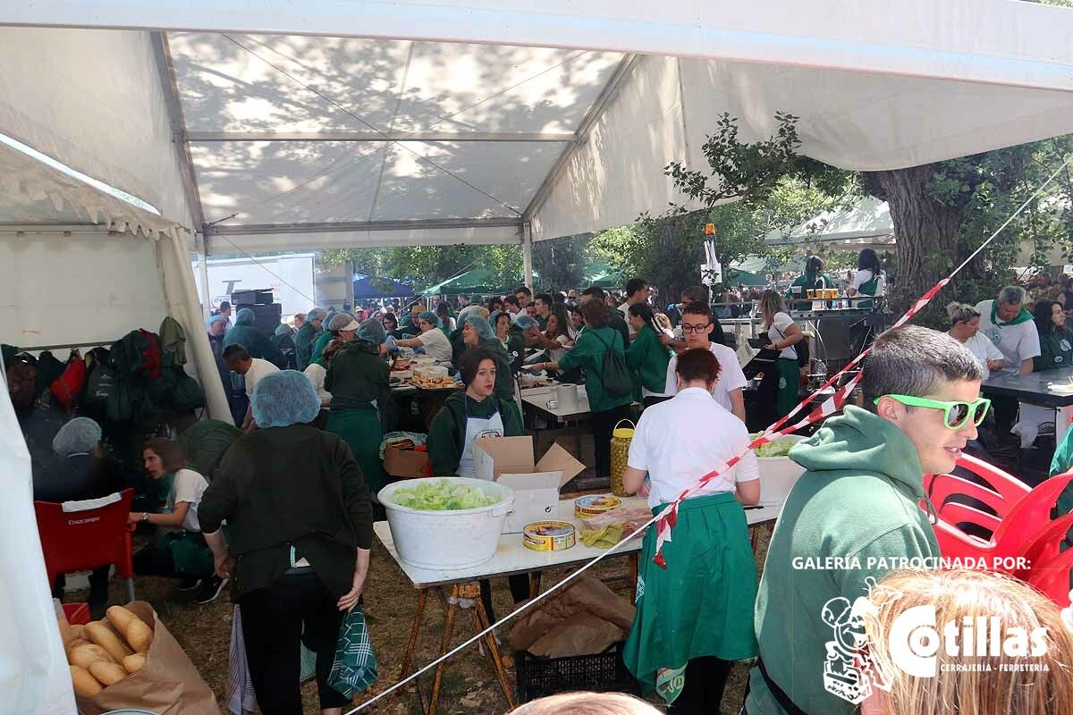 La mañana amanecía nublada y húmeda pero el día ha levantado y el Parque del Parral se ha llenado de burgaleses y amigos para celebrar la Festividad del Curpillos entre las carpas de las peñas