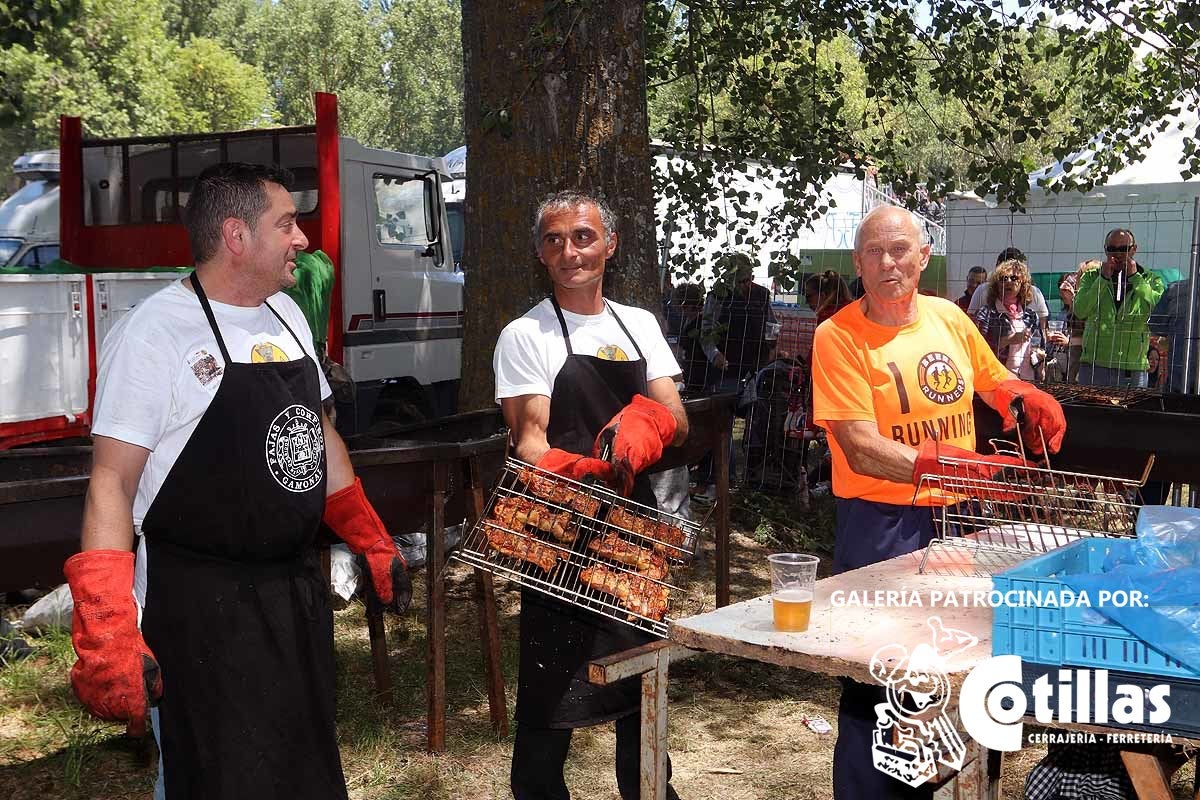 La mañana amanecía nublada y húmeda pero el día ha levantado y el Parque del Parral se ha llenado de burgaleses y amigos para celebrar la Festividad del Curpillos entre las carpas de las peñas