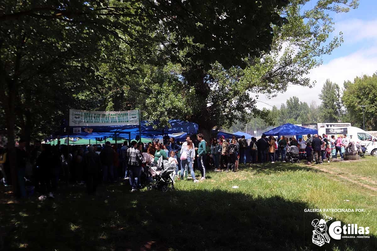 La mañana amanecía nublada y húmeda pero el día ha levantado y el Parque del Parral se ha llenado de burgaleses y amigos para celebrar la Festividad del Curpillos entre las carpas de las peñas