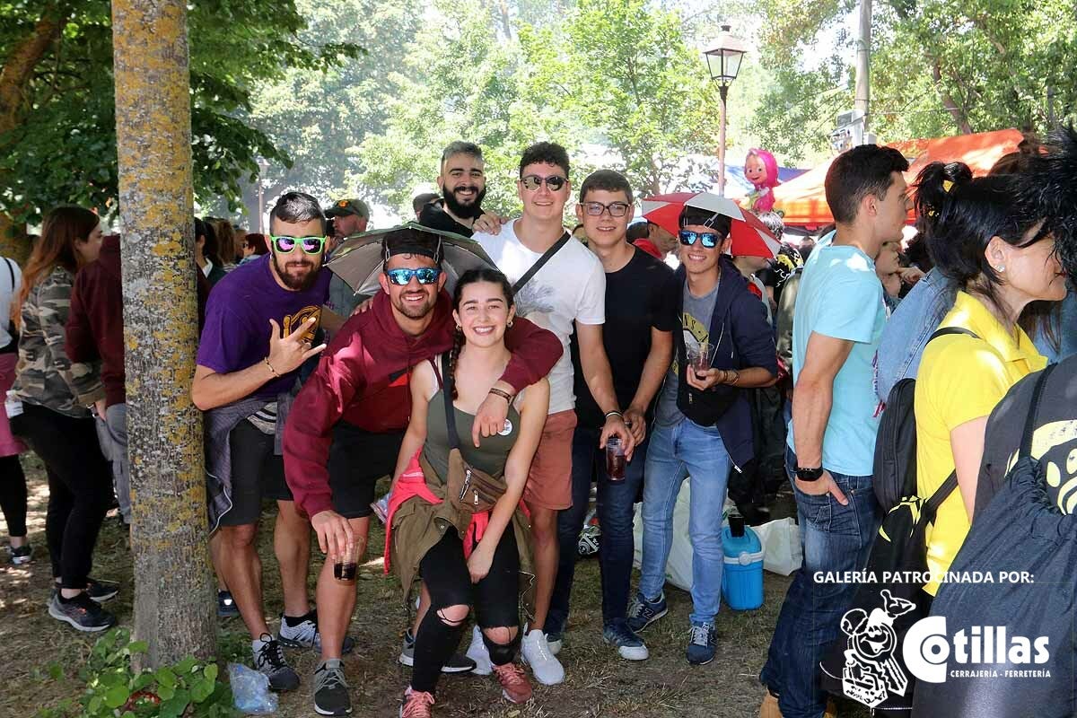 La mañana amanecía nublada y húmeda pero el día ha levantado y el Parque del Parral se ha llenado de burgaleses y amigos para celebrar la Festividad del Curpillos entre las carpas de las peñas