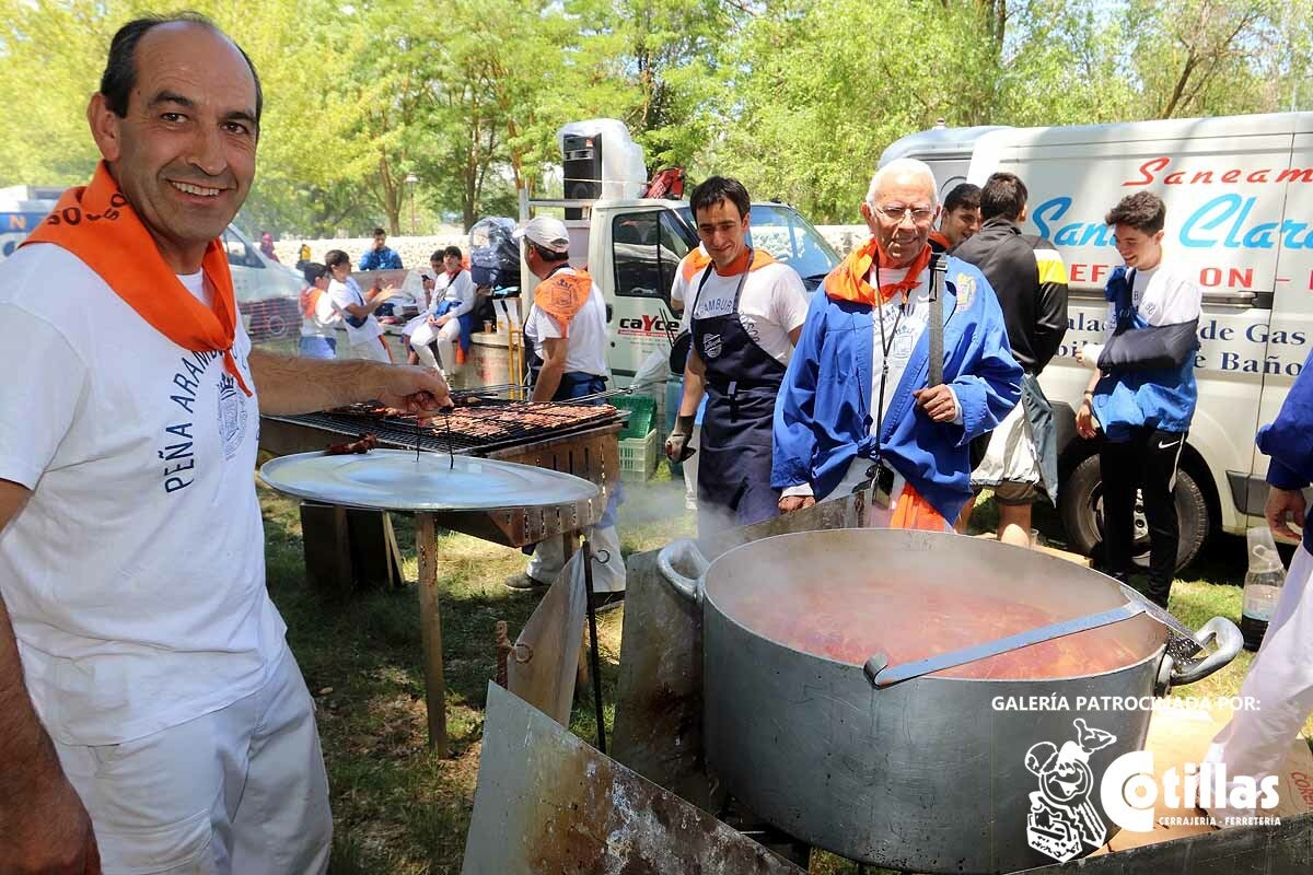 La mañana amanecía nublada y húmeda pero el día ha levantado y el Parque del Parral se ha llenado de burgaleses y amigos para celebrar la Festividad del Curpillos entre las carpas de las peñas